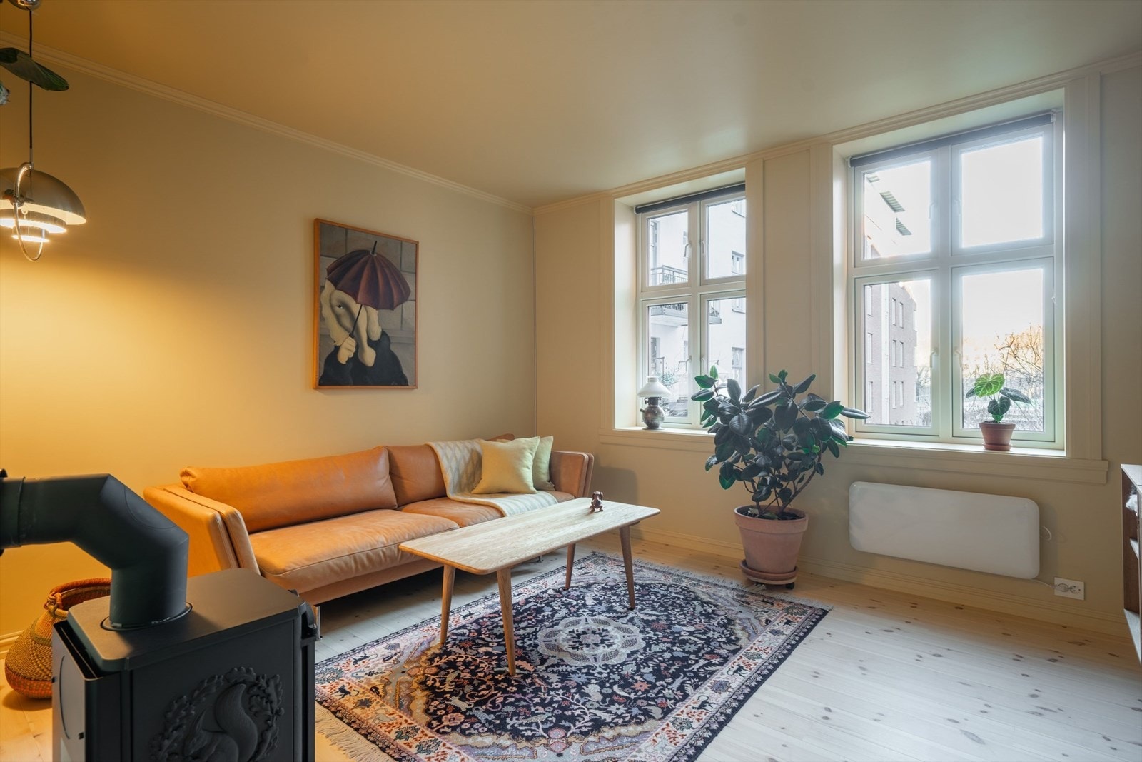 Denne sjarmerende og romslige 2-roms leiligheten ligger tilbaketrukket i et hyggelig gårdsrom midt i populære Schweigaards gate. Galleribilde