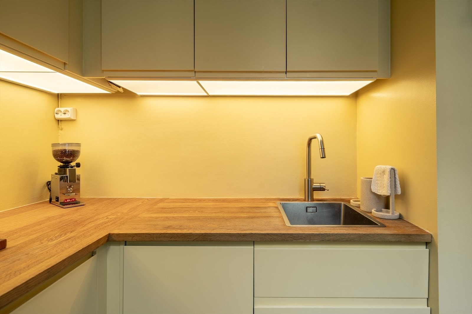 Rommet er utstyrt med integrerte hvitevarer som oppvaskmaskin, stekeovn, platetopp og kjøleskuff, og det er i tillegg montert både komfyrvakt og automatisk vannstopper for ekstra trygghet i hverdagen. Galleribilde