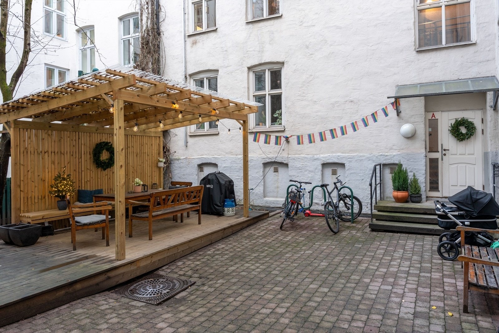 Koselig felles bakgård. Galleribilde