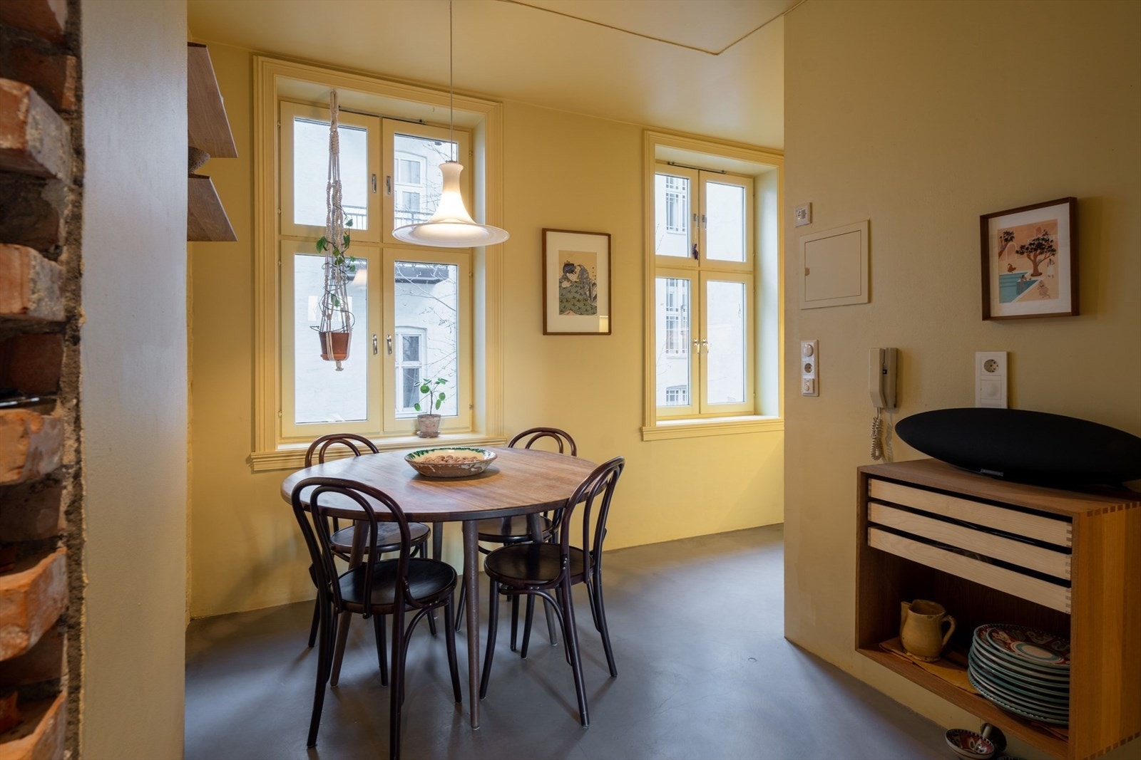 Kjøkkenet er supersosialt og ligger i et eget, adskilt rom og fungerer som et hyggelig ekstra oppholdsrom i boligen. Galleribilde