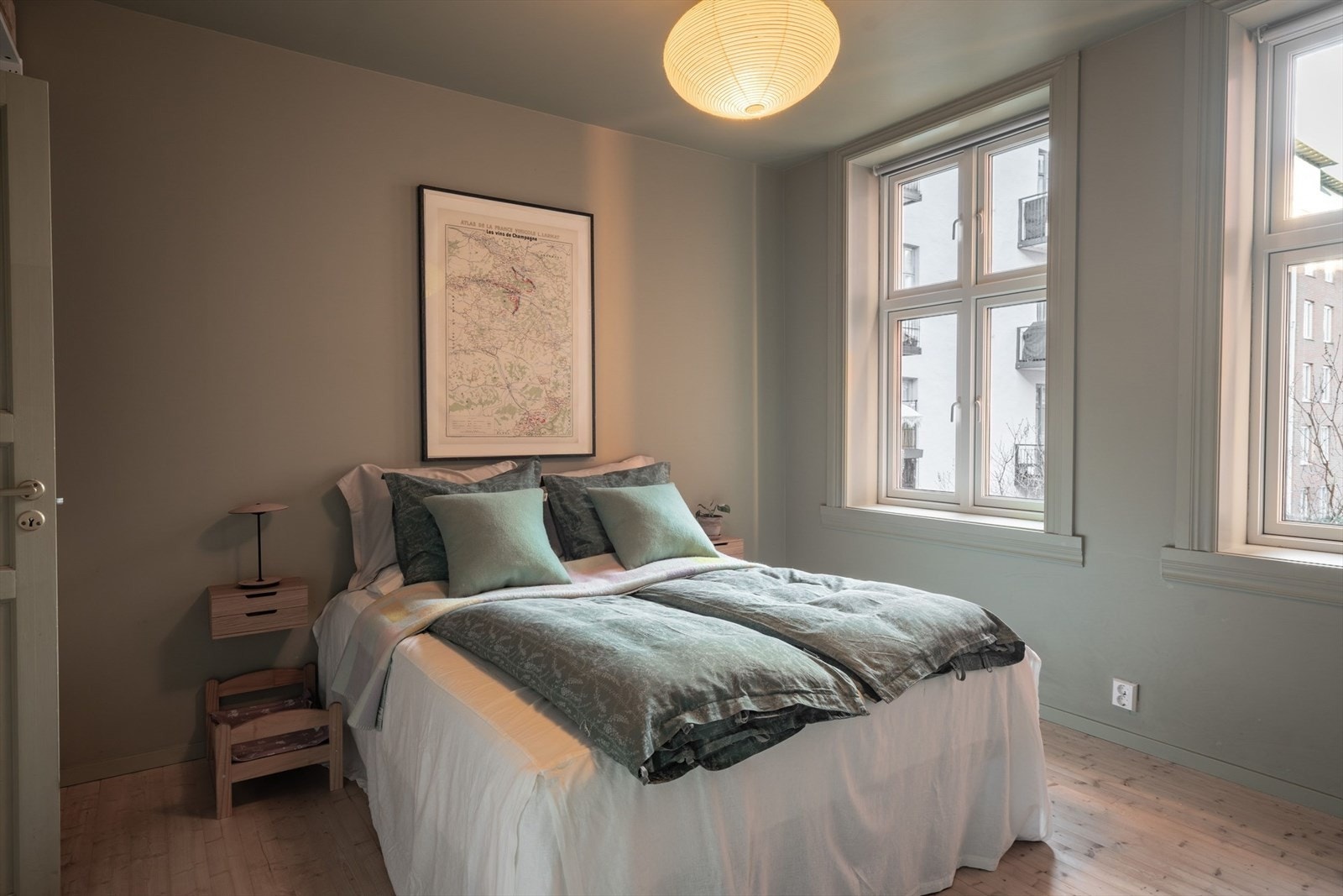 Soverommet er romslig med god plass til dobbeltseng og tilhørende møblement. Galleribilde