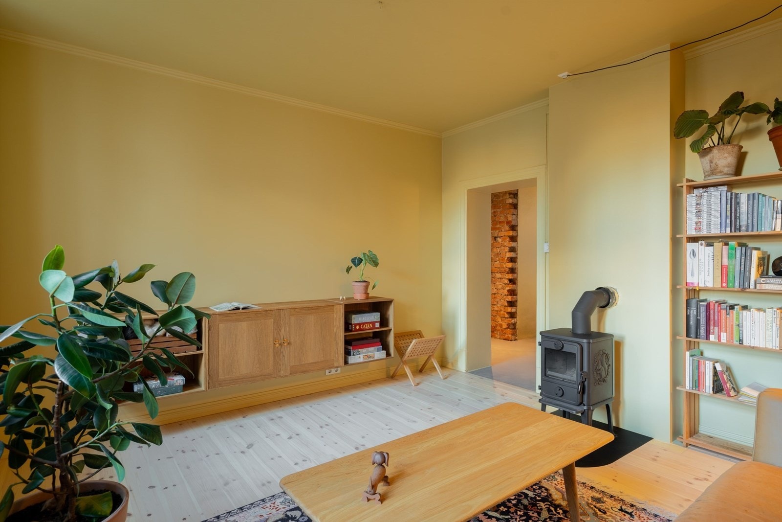 Boligen har gjennomgående planløsning og flere klassiske detaljer som teglsteinsvegger, originale tregulv og peis. Den store slette veggen blir i dag brukt til projektering av tv/film. Galleribilde