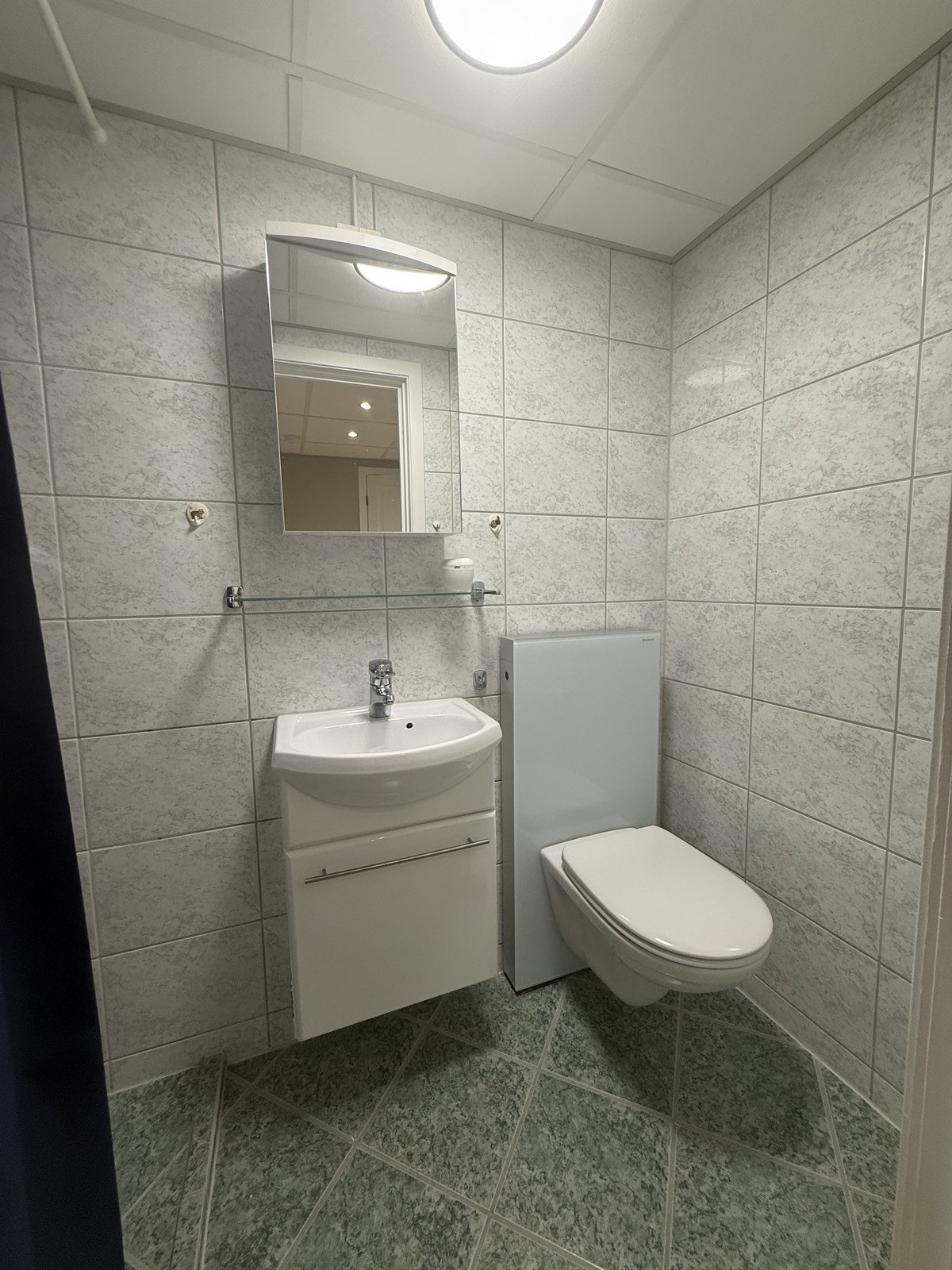 Bad med toalett og dusj Galleribilde