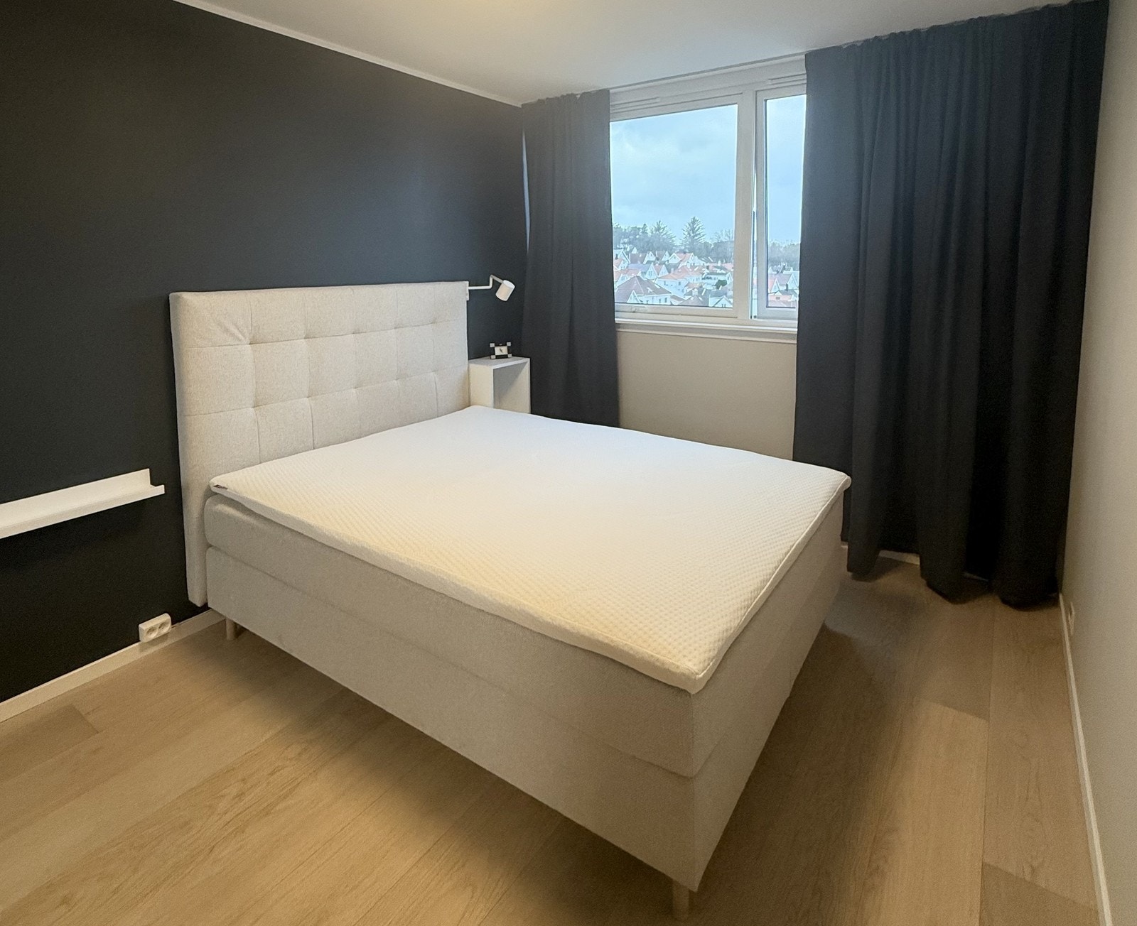 Hovedsoverom - lystette gardiner og stor garderobe Galleribilde