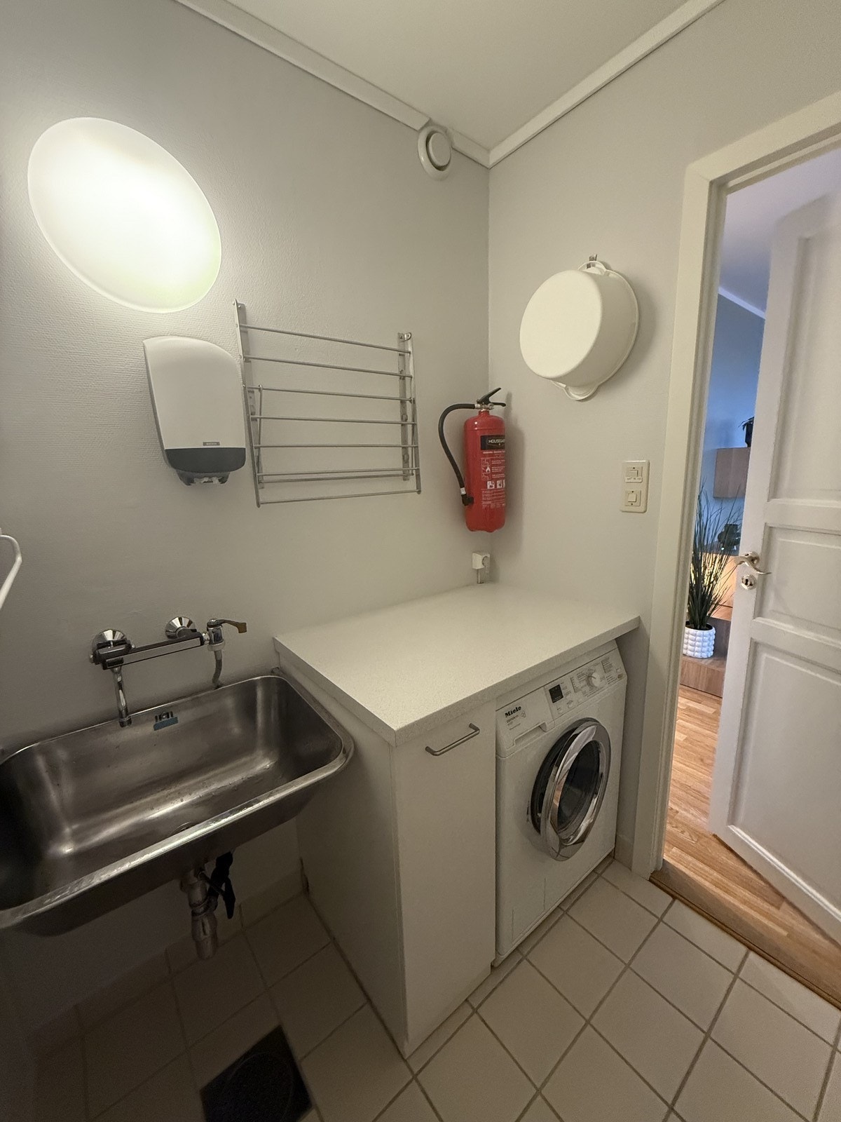 Vaskerommet har vaskemaskin,tørkeskap og godt med oppbevaring. Galleribilde