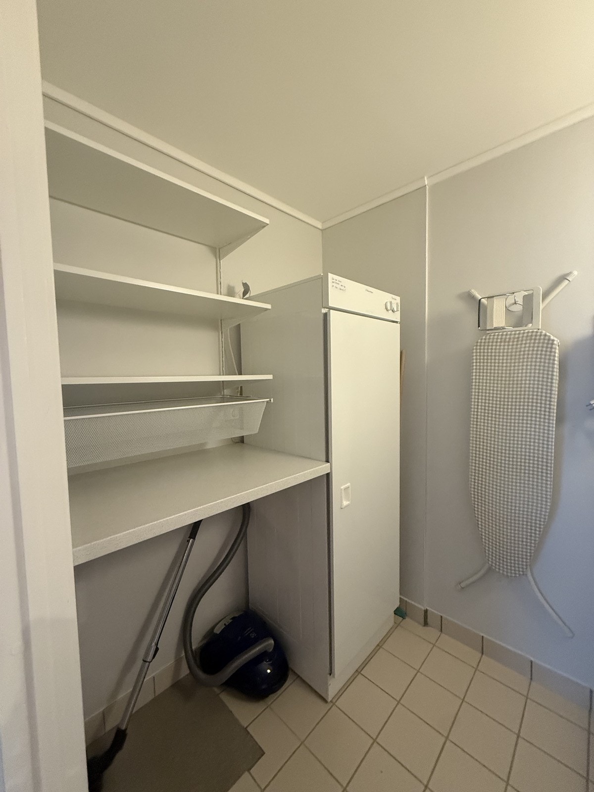 Vaskerommet har vaskemaskin,tørkeskap og godt med oppbevaring. Galleribilde