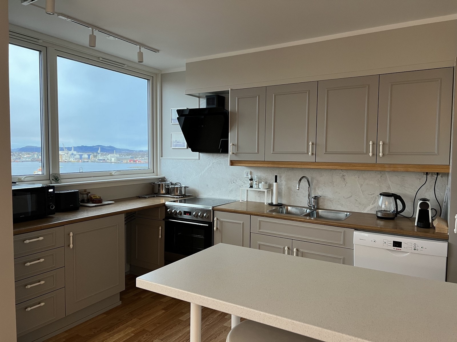 Flott utsikt fra kjøkkenvinduet Galleribilde