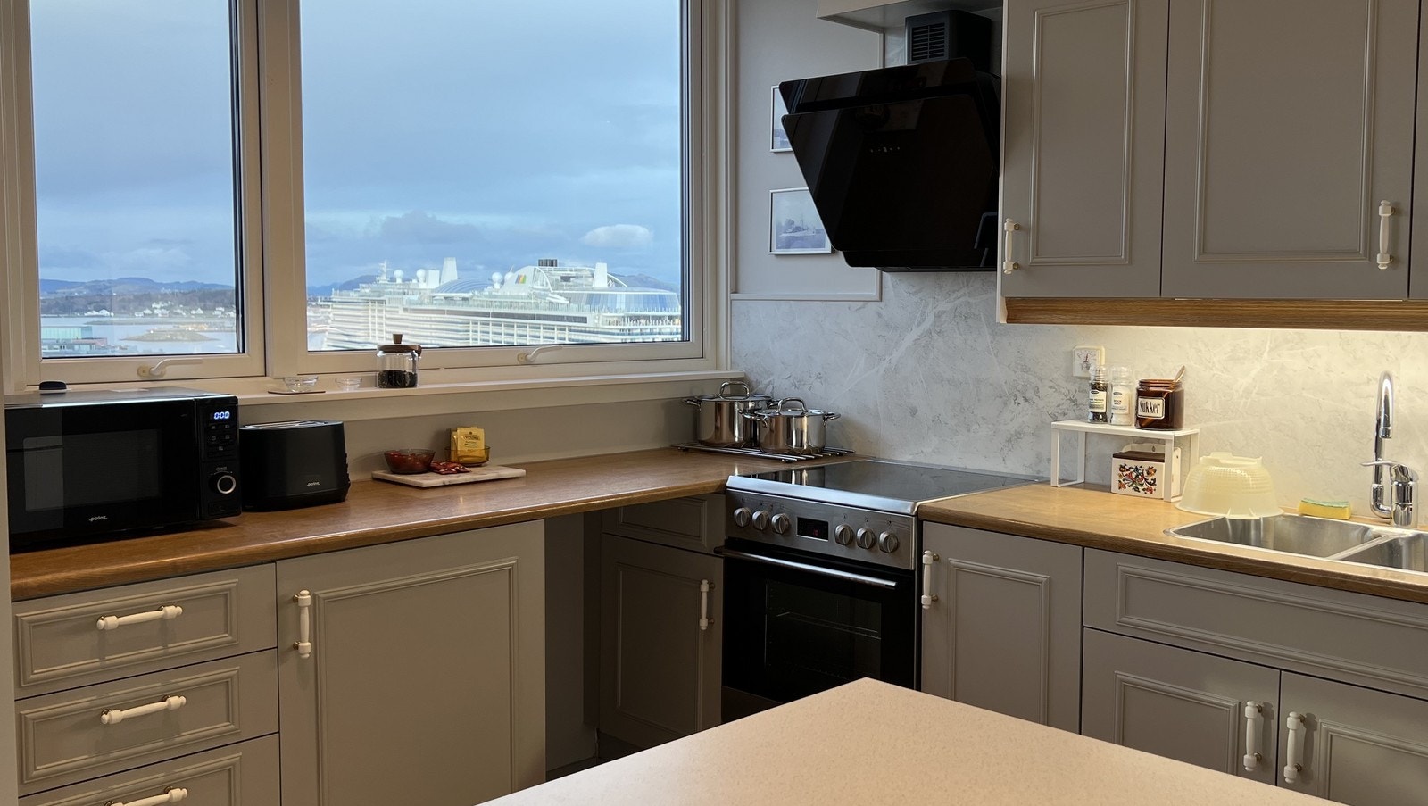 Kjøkken med nydelig utsikt Galleribilde