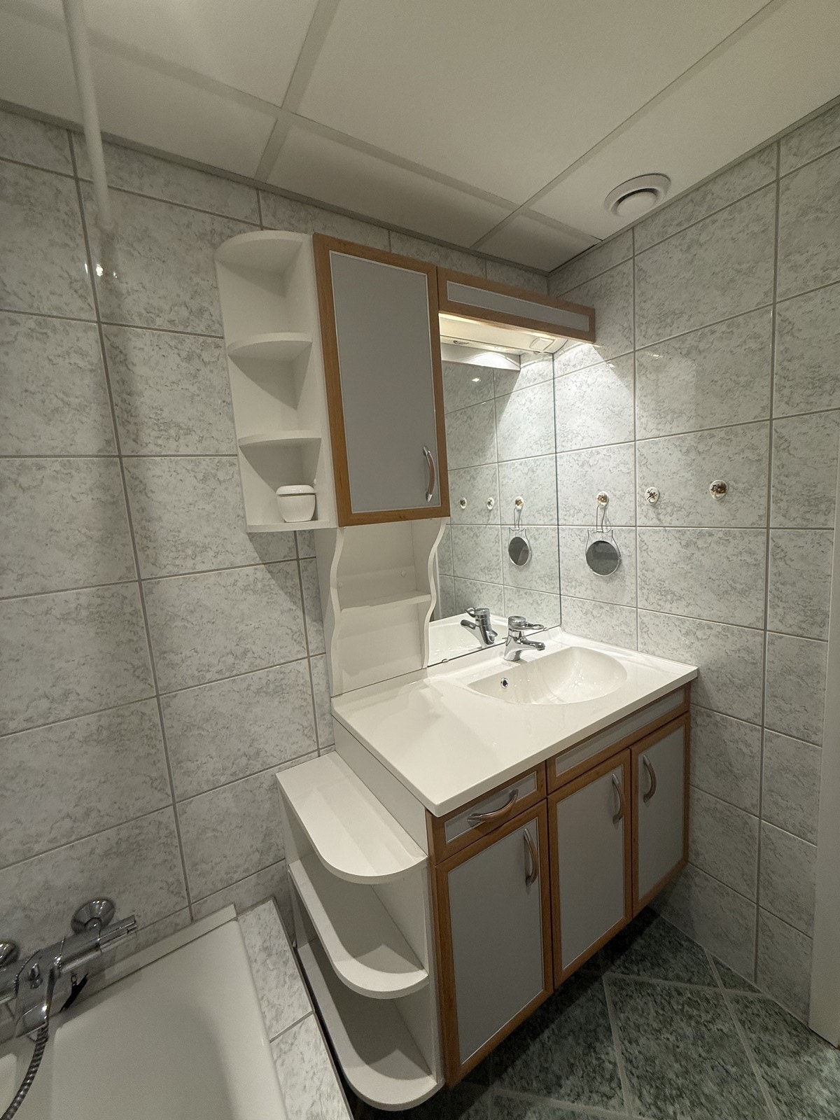 Bad med dusj og servant Galleribilde