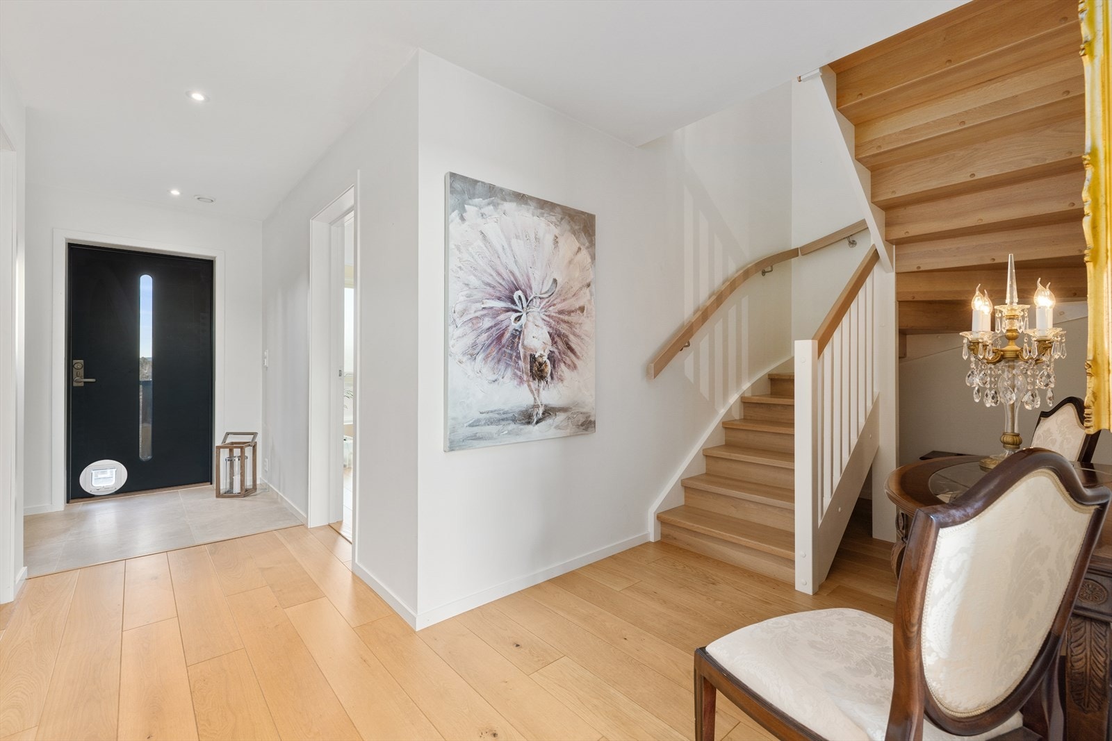 Lys og innbydende entré med god plass til oppbevaring av yttertøy og sko. Galleribilde