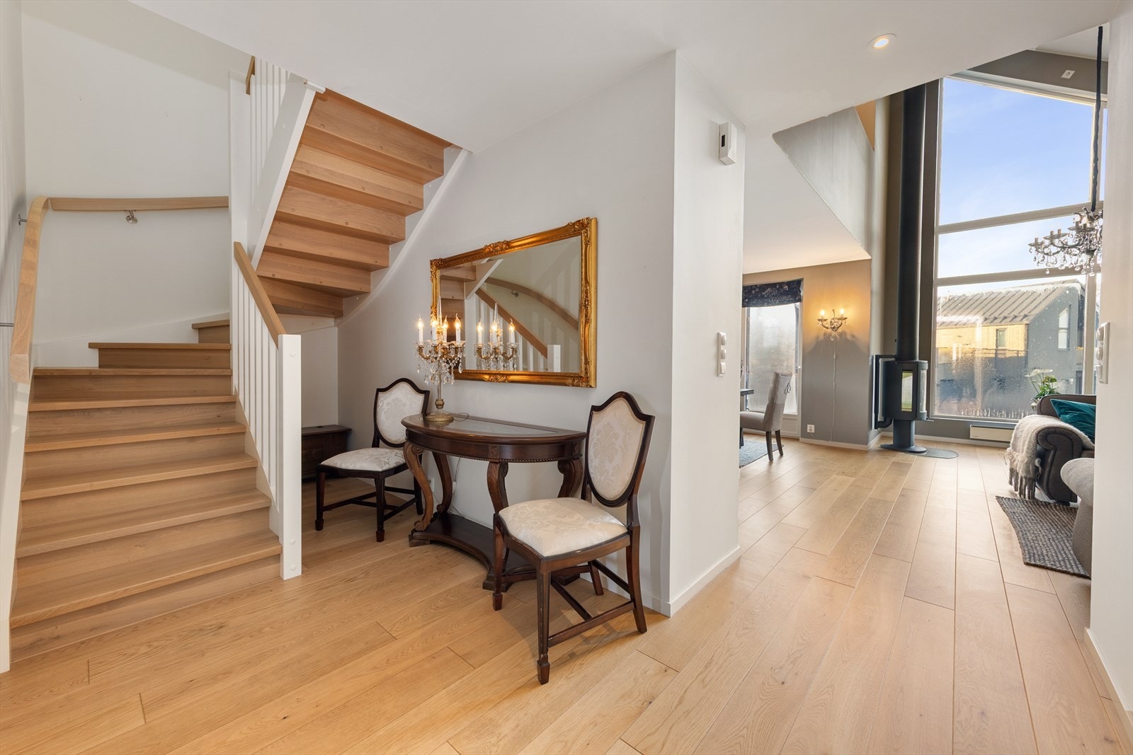 Den elegante trappen med lukkede trinn gir boligen en harmonisk flyt mellom etasjene. Galleribilde