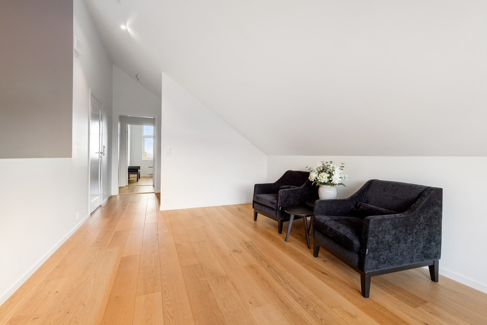 Loftstue. Galleribilde