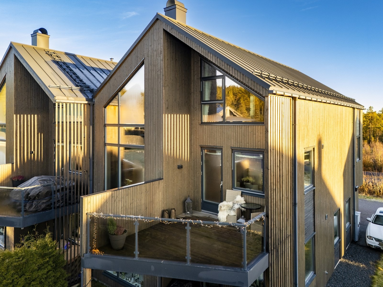 Boligen har et moderne design som gir et svært godt totalinntrykk. Store vindusflater og takhøyde i stuen. Galleribilde