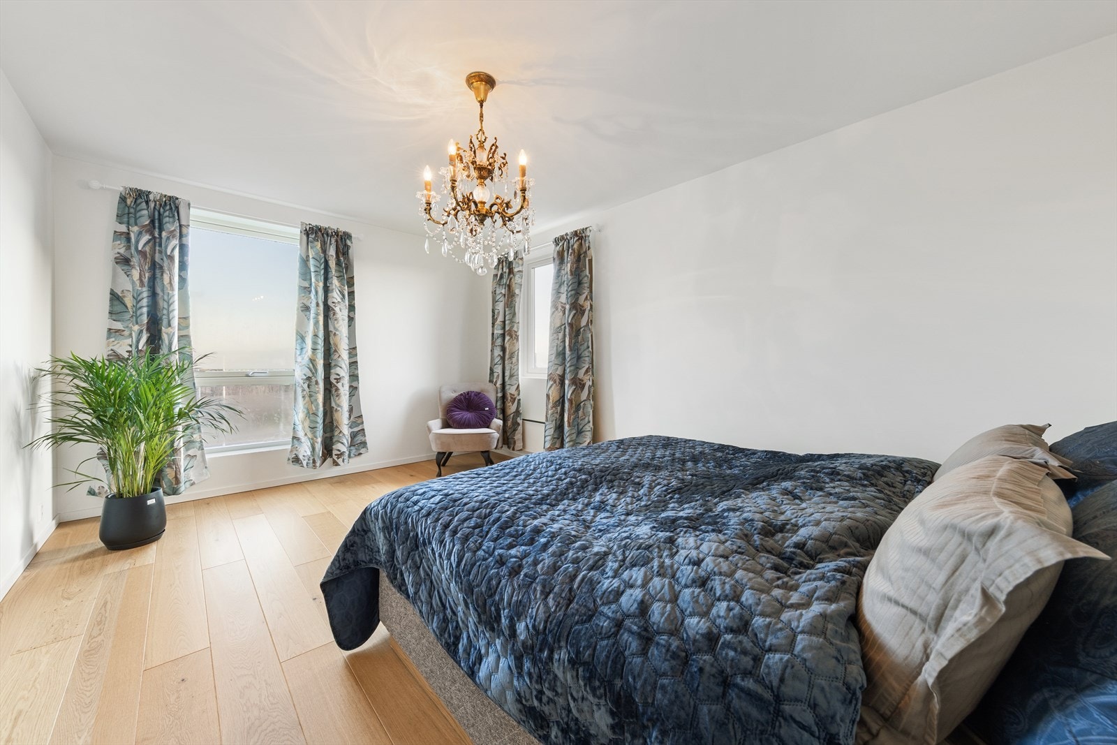 Boligen inneholder tre soverom, hvorav ett er plassert i nedre plan og to i boligens øvre plan. Galleribilde