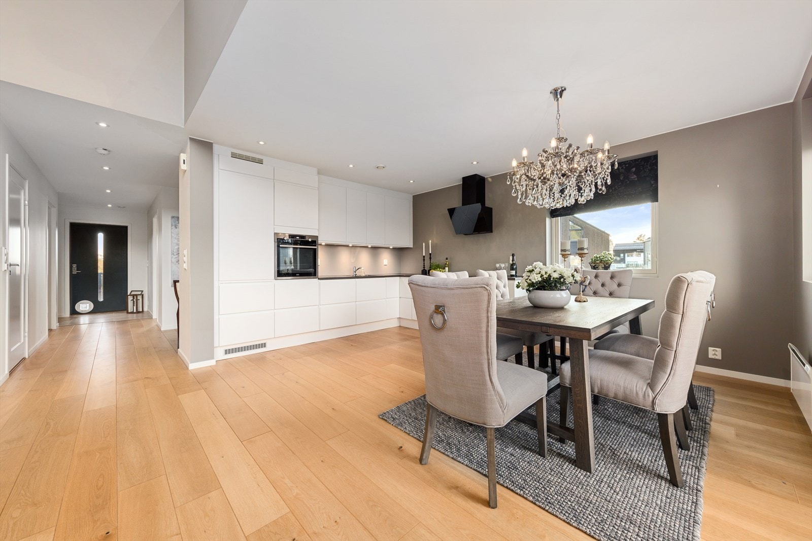 Kjøkkenet har en åpen løsning mot stuen i nedre plan og er utstyrt med en innredning med glatte fronter og en benkeplate i laminat med underlimt vask. Galleribilde