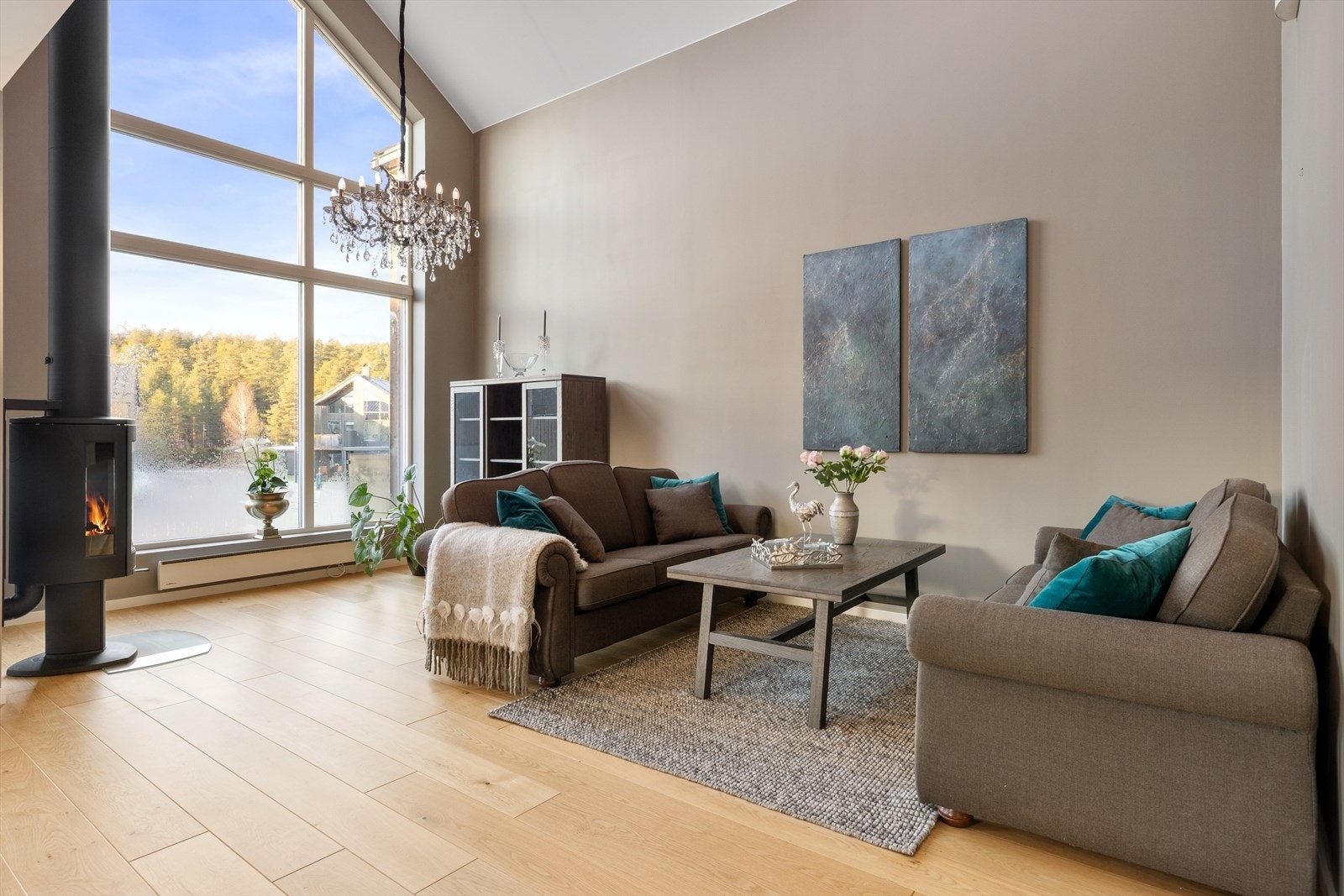 Boligen har flere hyggelige oppholdsrom fordelt over to plan. Galleribilde