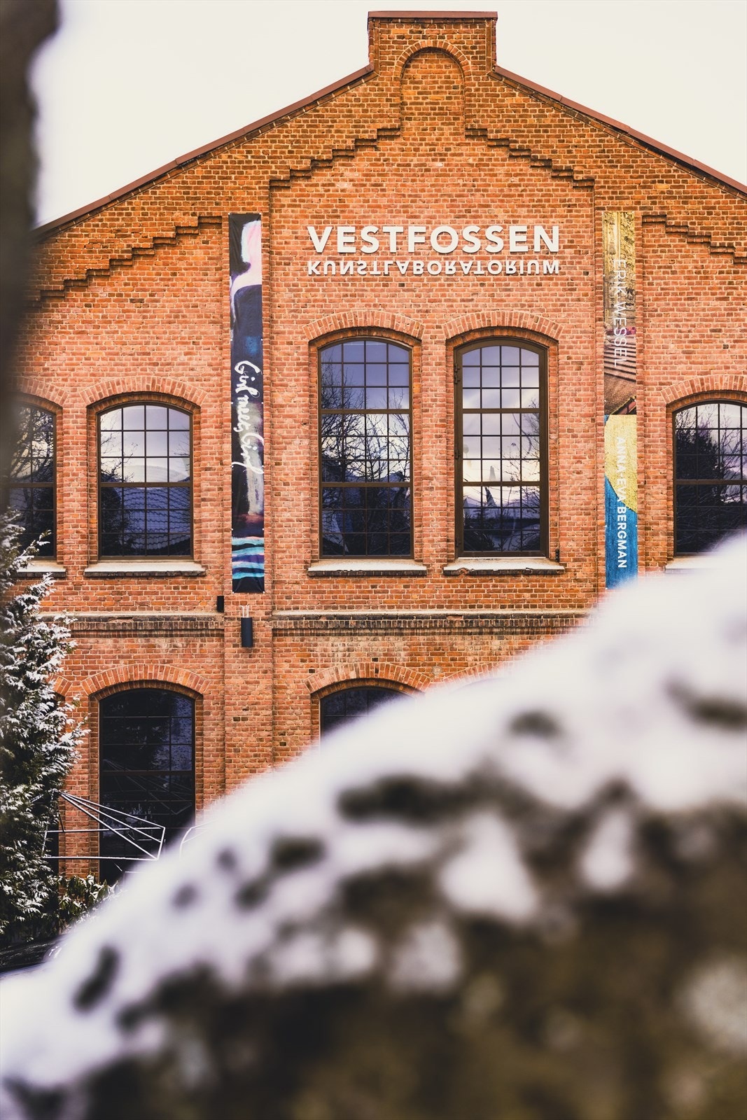 Fra boligen er det gangavstand til matbutikk, barnehage, barneskole og bussholdeplass. Vestfossen Kunstlaboratorium når du på kun ca. 10 minutter i bil. Galleribilde