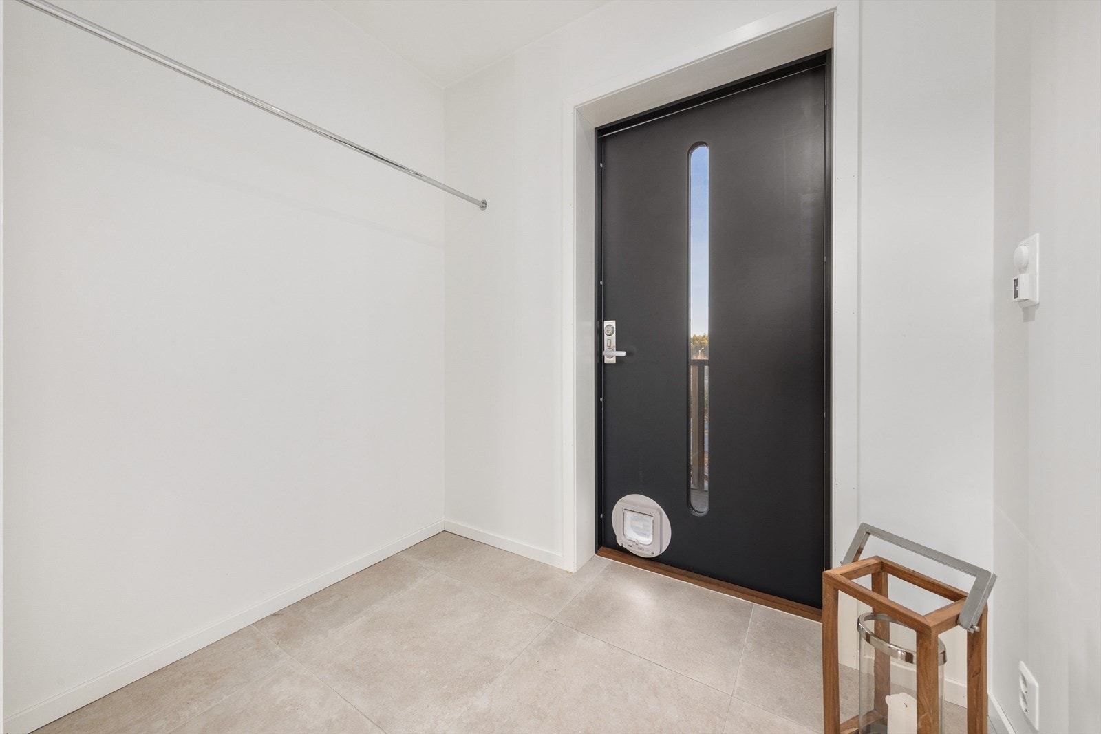 Rommet gir et ryddig førsteinntrykk og har praktisk adkomst til boligens øvrige rom. Galleribilde