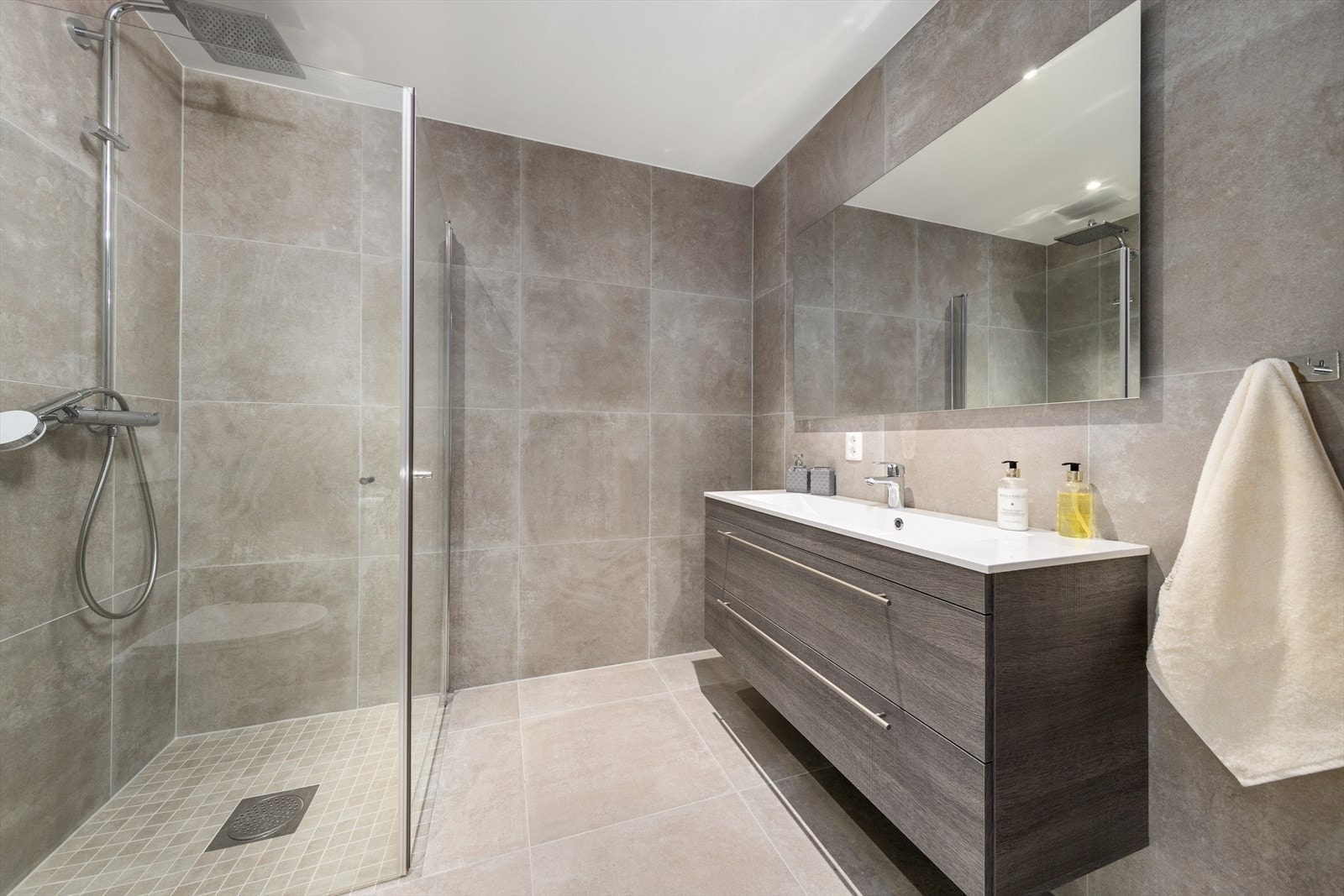 Av våtrom har boligen to stilrene bad og ett vaskerom. Galleribilde