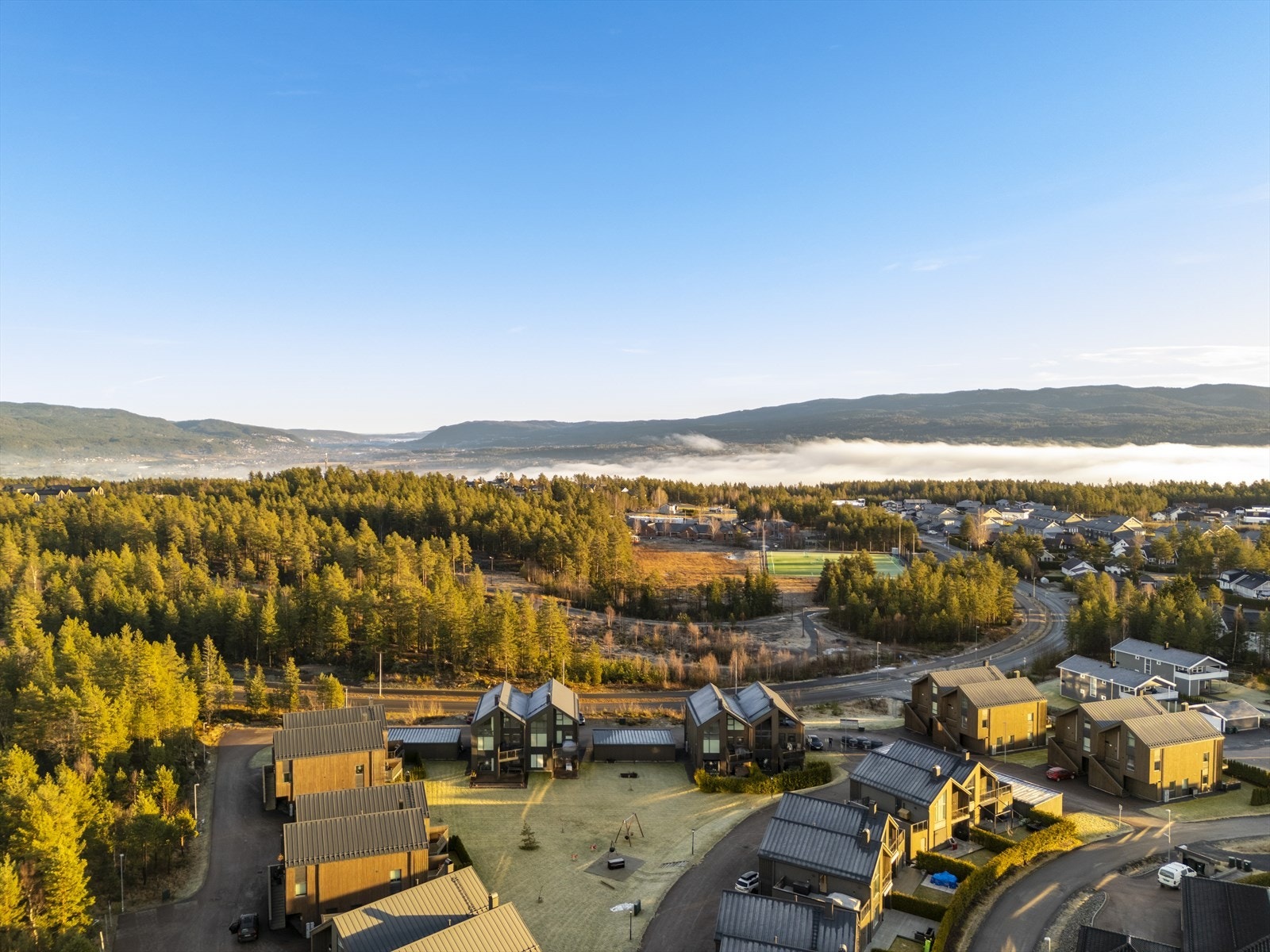 Med boligen følger også garasjeplass i garasjerekke som ligger godt plassert med kort avstand fra boligen. Galleribilde