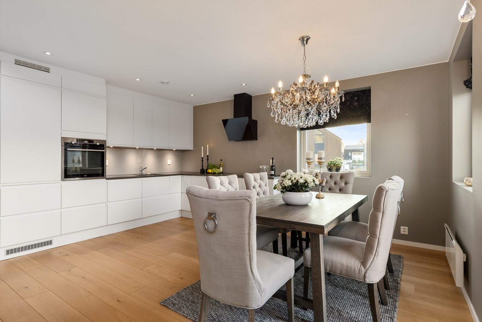 Overflatene består av parkett på gulvet, samt malte vegger og himling med lekker downlights-belysning. Galleribilde