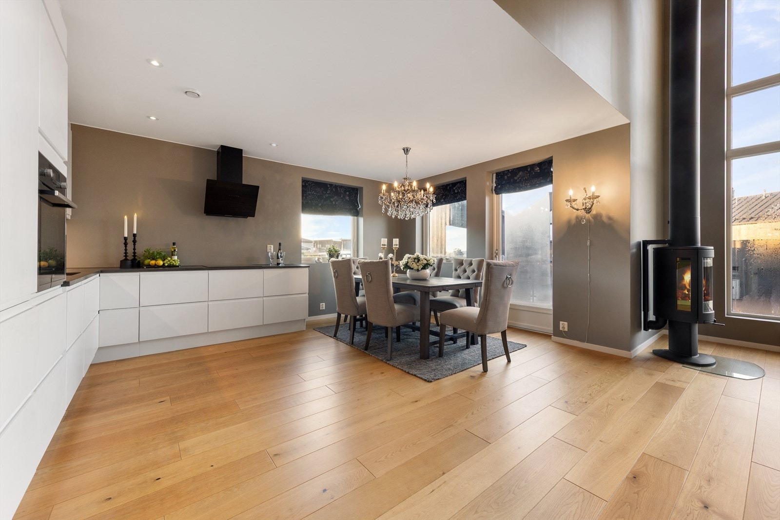 Stuen i nedre plan ligger i sosial og åpen løsning til boligens kjøkken. Her er det også direkte utgang til veranda på ca. 12 m2, noe som gjør at du enkelt kan ta med måltidet ut i det fri. Galleribilde