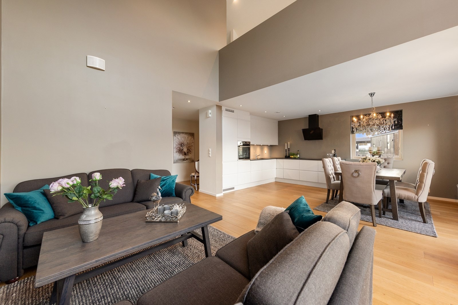 Stuen med den gode takhøyden ligger i nedre plan og skaper et luftig og hyggelig samlingspunkt hvor du og besøkende kan nyte både avslappende og sosiale stunder. Galleribilde