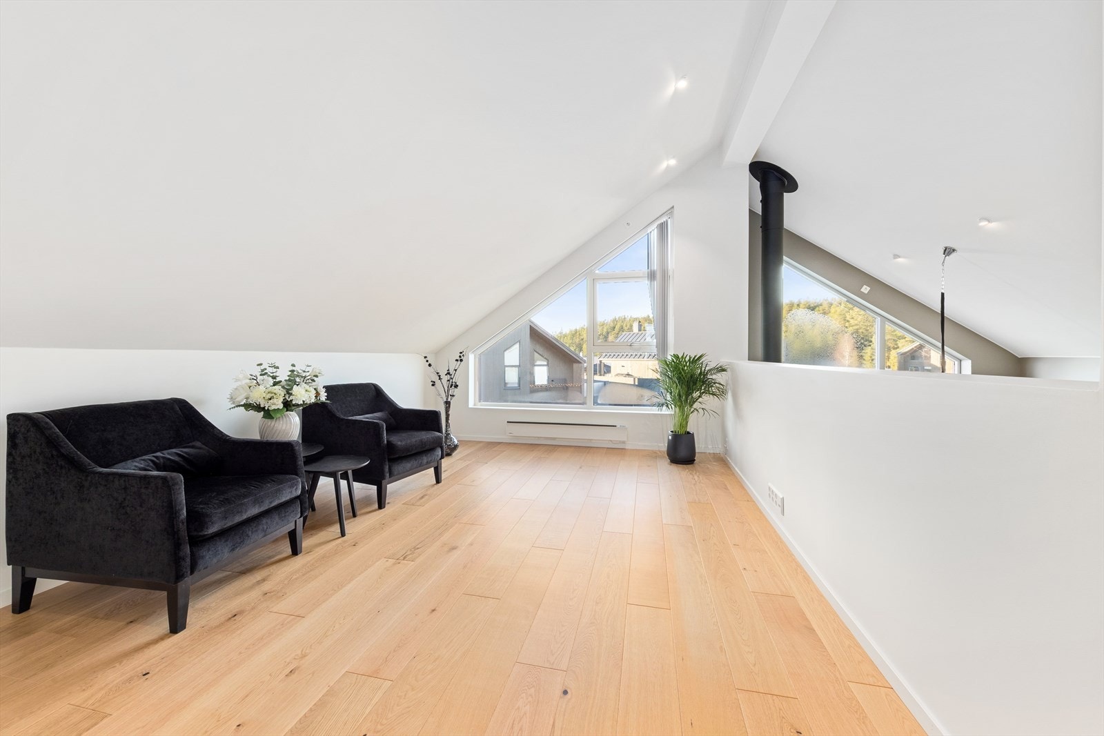 I boligens øvre plan finner du en ekstra stue/loftstue - et allsidig rom som kan benyttes som TV-stue, eller et rolig oppholdsområde når du ønsker å trekke deg tilbake fra det som foregår i nedre plan. Galleribilde