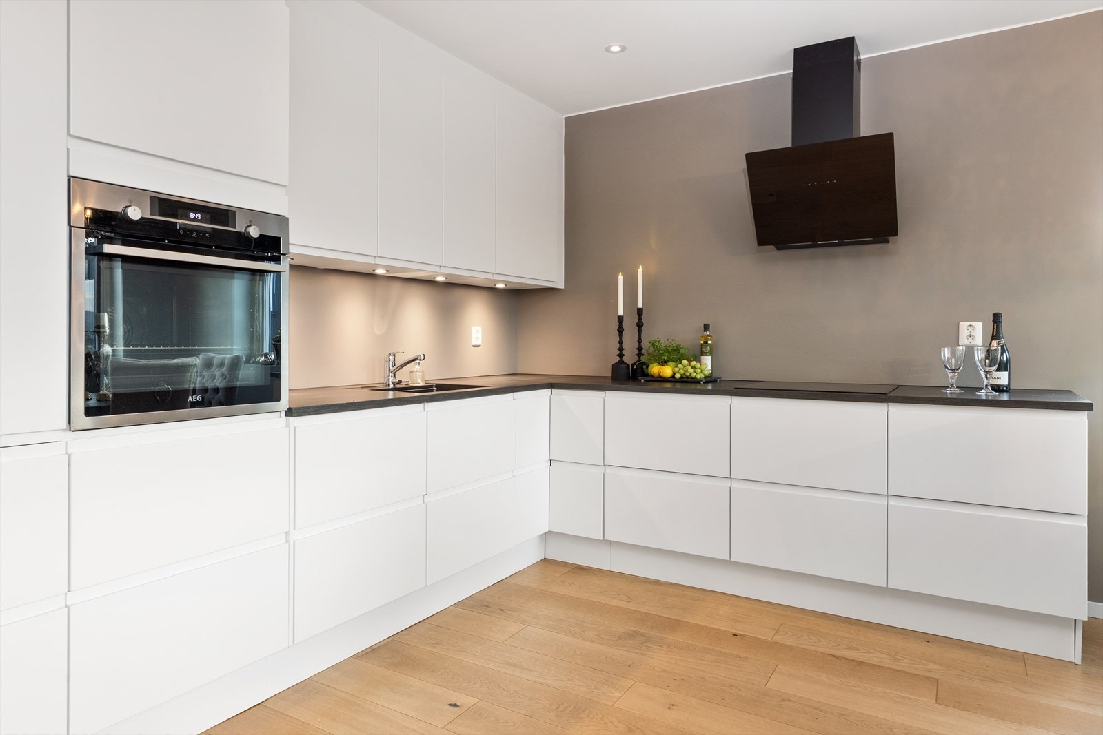 Vinkelformet innredning gir god arbeidsflyt i rommet - perfekt for både store og små kokker! Galleribilde