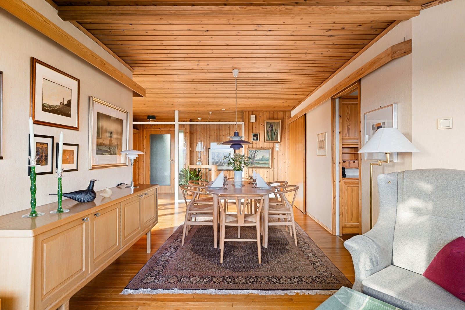 De åpne overgangene mellom stue og spisestue gir en god flyt i oppholdsarealene, samtidig som rommene oppleves definerte og møbleringsvennlige. Galleribilde