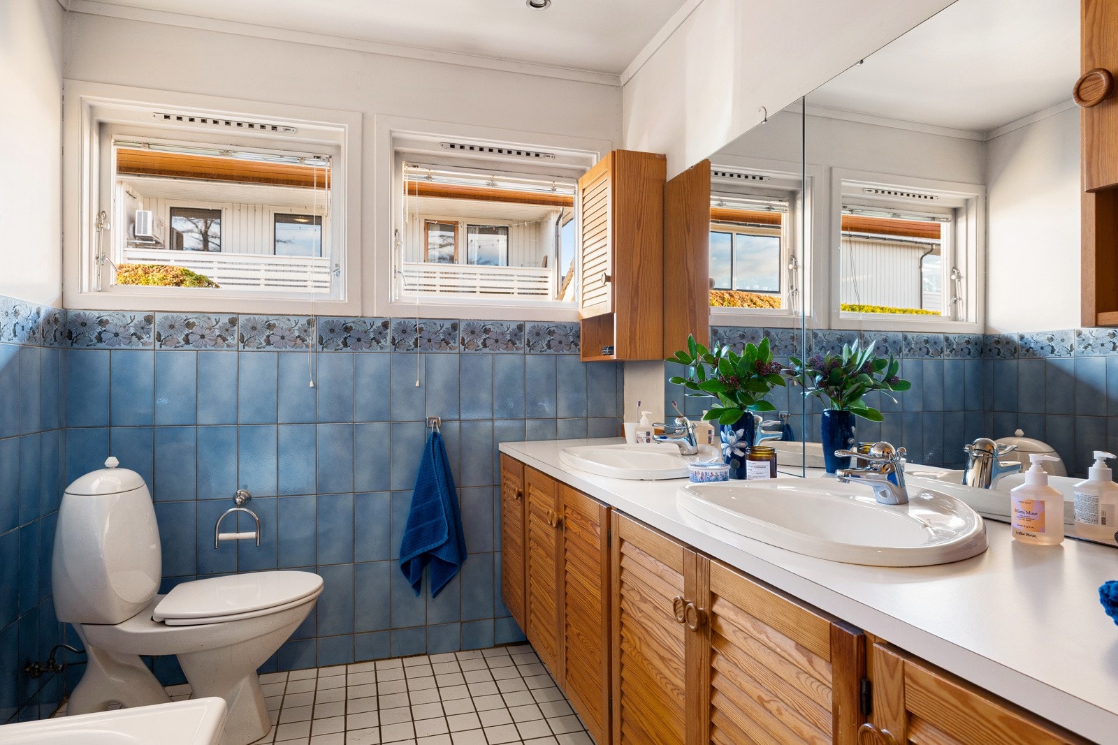 I tillegg er det eget toalettrom, noe som gir god funksjonalitet i en familiehverdag. Galleribilde