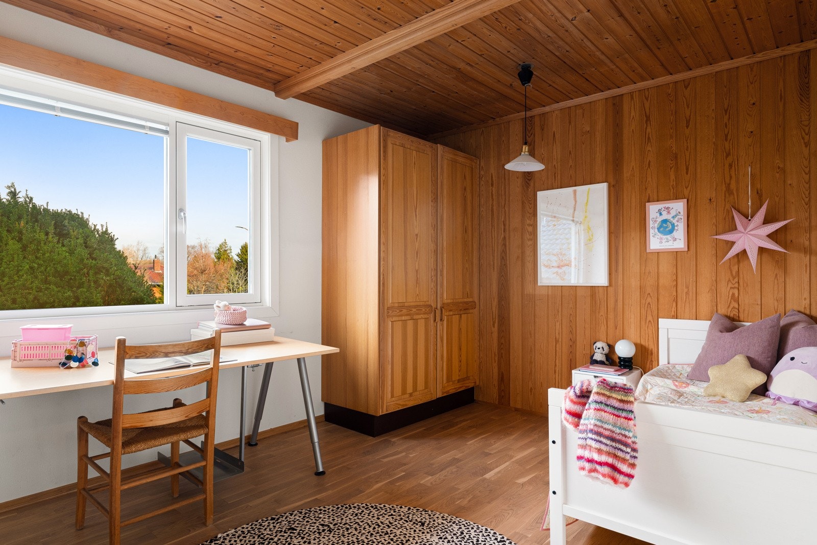 I hovedetasjen er det i dag to soverom av gode størrelser, begge med gode vindusflater og rolig plassering i boligen. Galleribilde