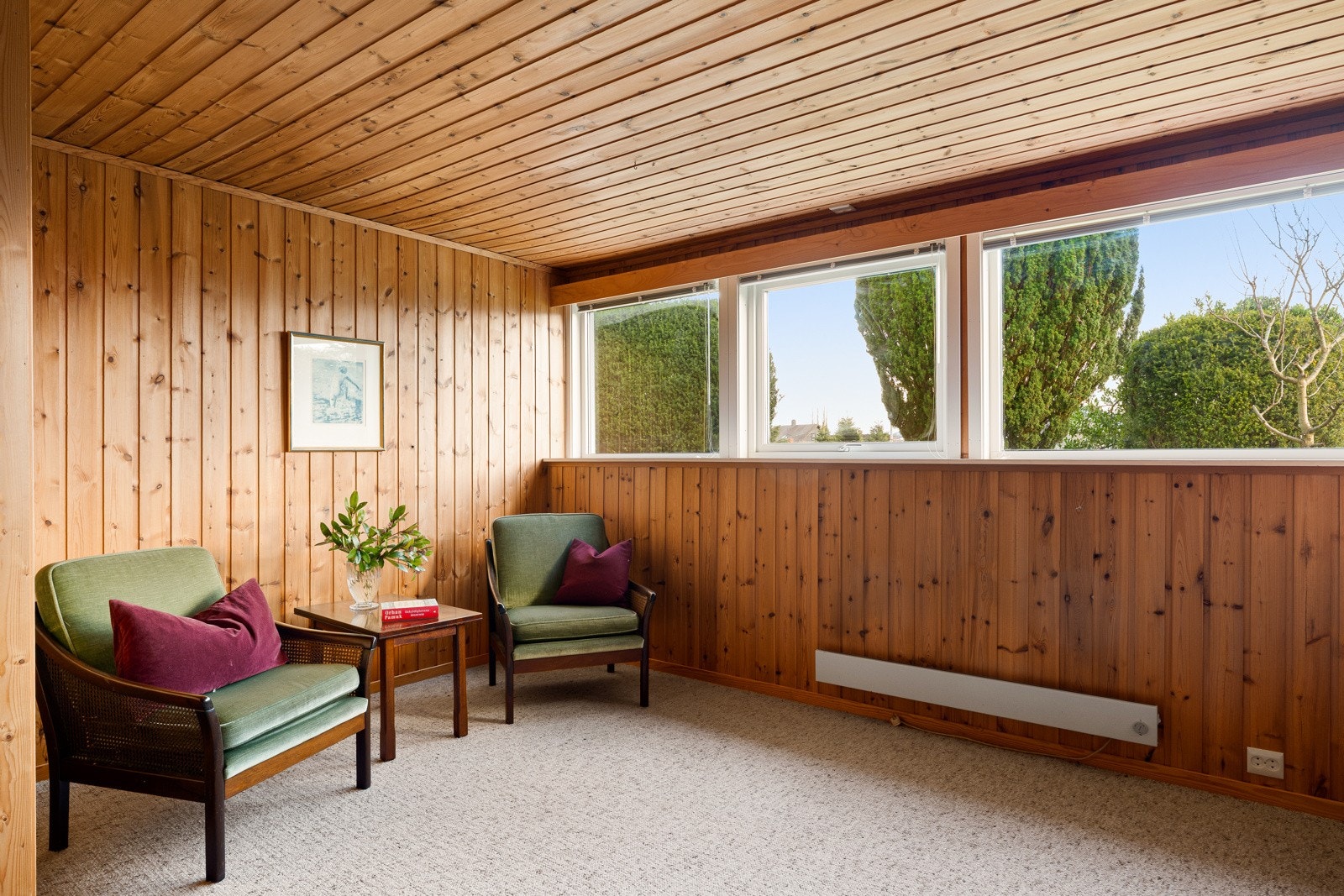 Underetasjen inneholder to romslige soverom, begge med gode proporsjoner og fleksible bruksområde. Galleribilde