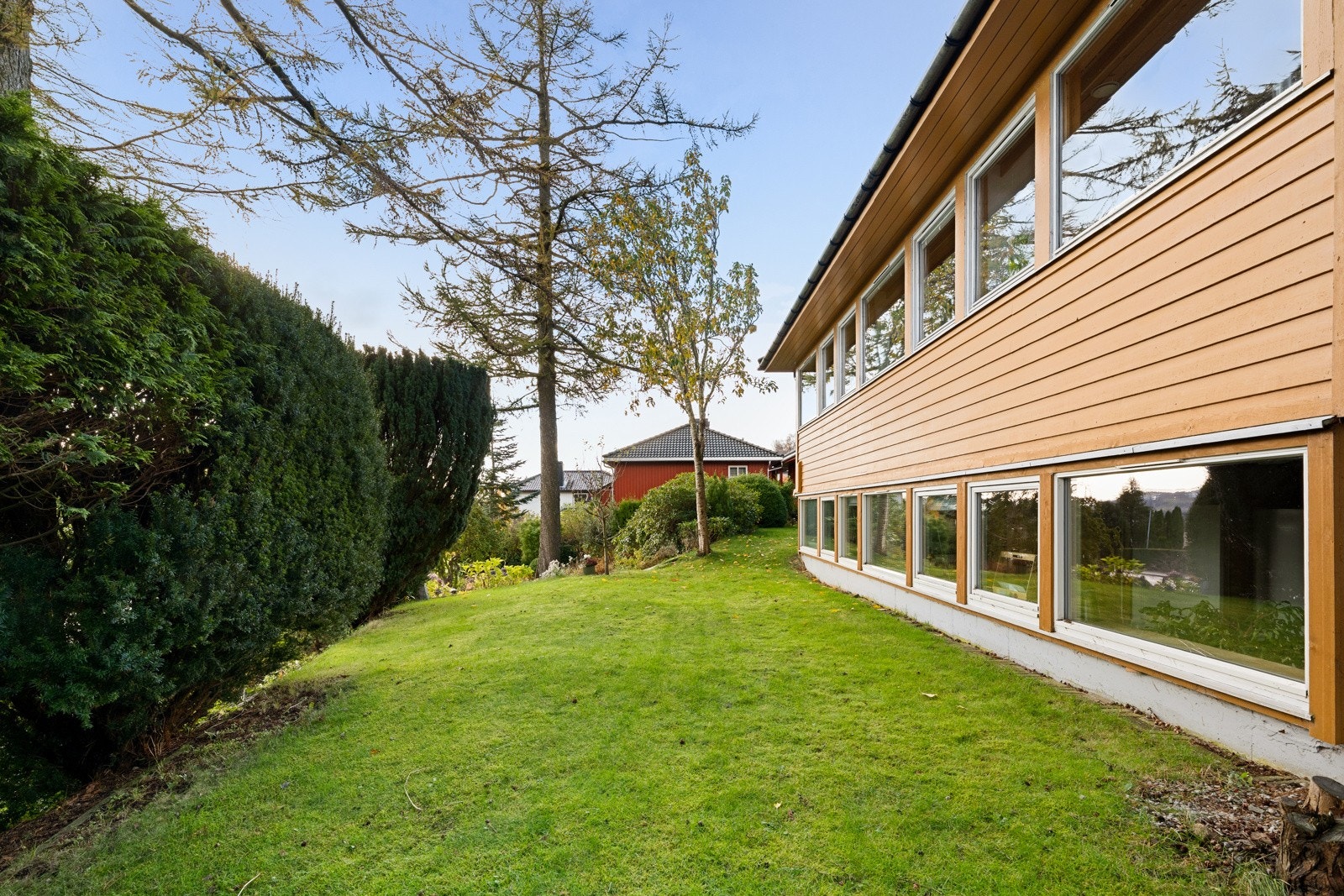 Hagen er variert og veletablert, med både plen for lek og opphold samt mer naturlige partier med beplantning, busker og trær som gir skjerming og en grønn ramme rundt eiendommen. Galleribilde