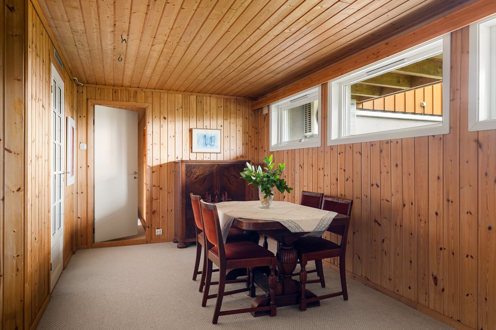 Her er det enkelt å etablere både TV stue, ungdomsstue, hobbyrom eller et ekstra oppholdsrom som kan fungere som en naturlig forlengelse av hovedetasjens oppholdsarealer. Galleribilde