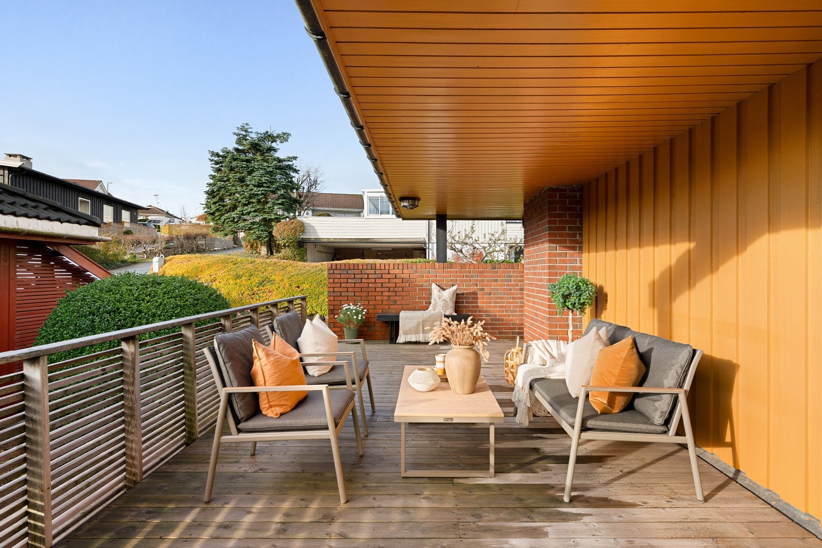 Fra terrassen er det åpent utsyn mot nærområdet og landskapet rundt, noe som gir eiendommen en ekstra kvalitet og en luftig og fri følelse. Galleribilde