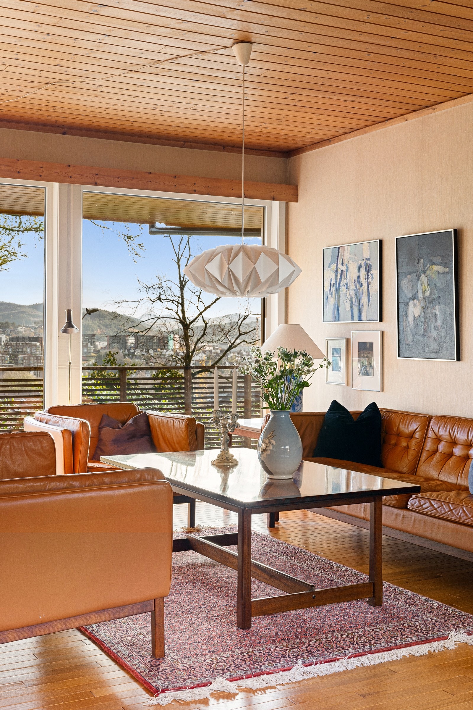 Boligen går over to fulle etasjer og byr på god takhøyde. Galleribilde