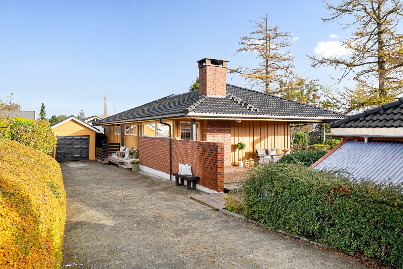 Eiendommen ligger på en romslig og pent opparbeidet tomt som byr på både variasjon, gode solforhold og flott utsikt. Galleribilde