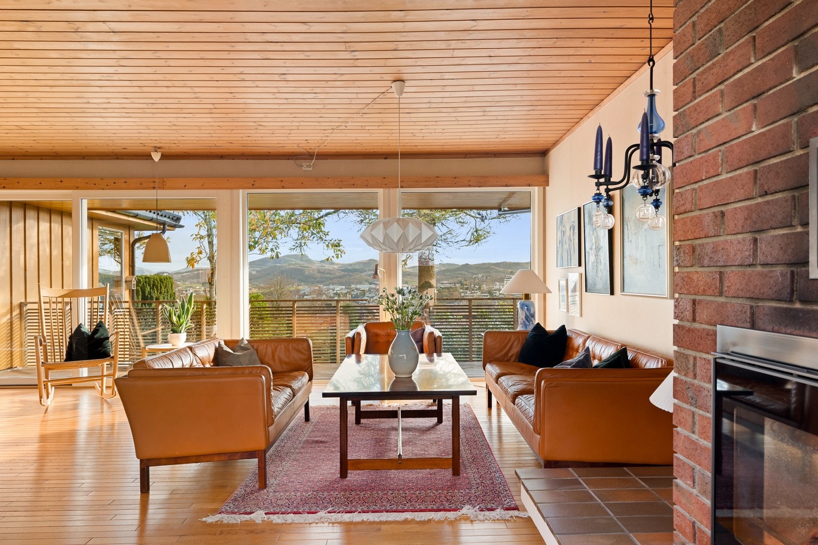 Arkitekttegnet enebolig oppført i 1971, beliggende i et veletablert og barnevennlig boligområde. Galleribilde