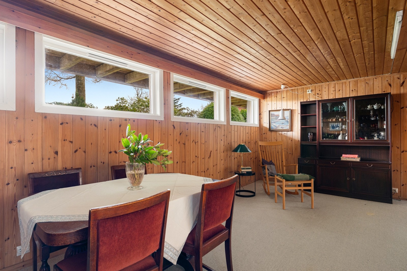 Kjellerstuen er stor og luftig, med god bredde og lengde som gir plass til flere møbleringssoner. Galleribilde