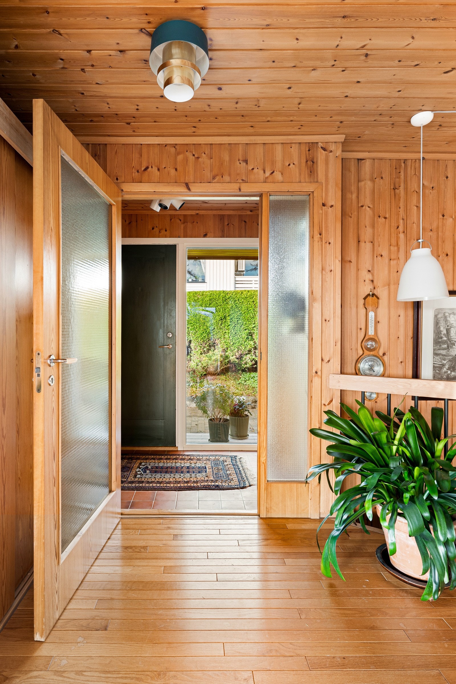 Boligen har hovedinngang direkte inn i stuen, noe som gir en åpen og inviterende ankomst til boligens oppholdsrom. Galleribilde