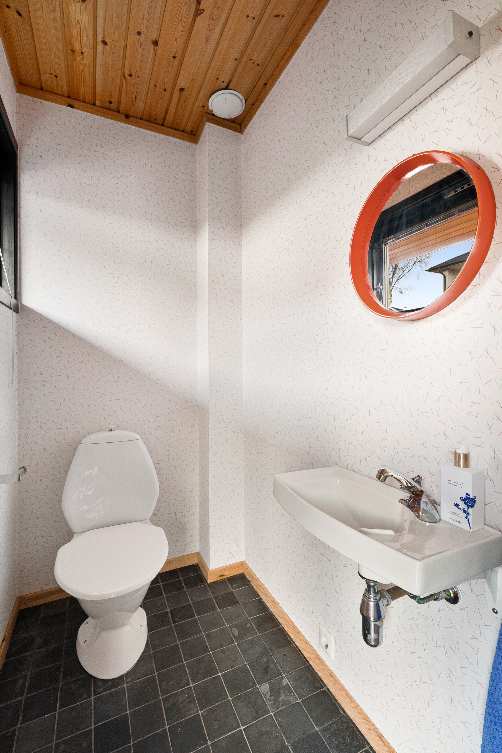 I første etasje har man også et praktisk gjestetoalett. Galleribilde