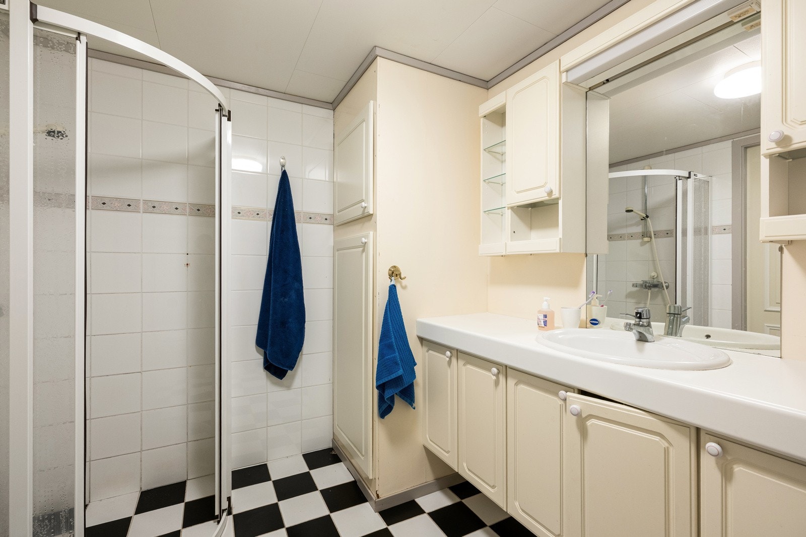 Videre finnes det eget bad og separat toalettrom i underetasjen. Galleribilde