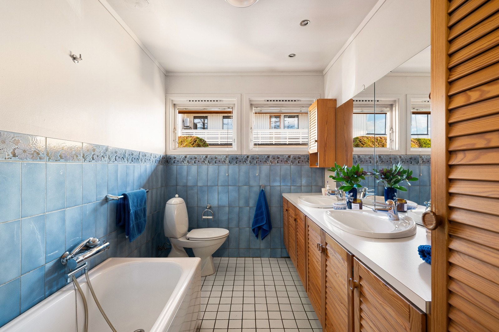 Badet i hovedetasjen er romslig og inneholder badekar, separat dusj og servantløsning. Galleribilde