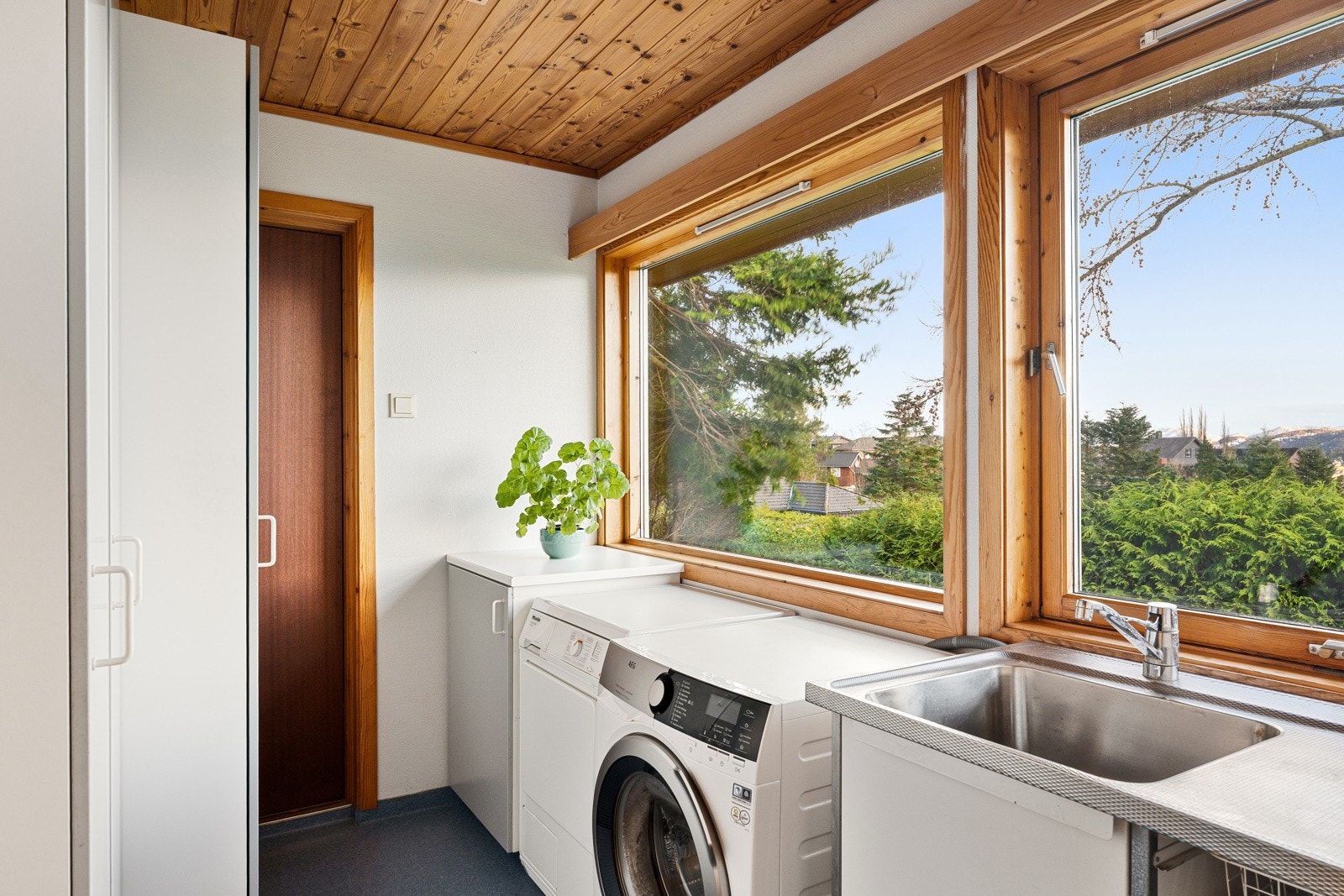Vaskerommet er praktisk utformet med egen inngang, vindu og god plass til vaskesone og oppbevaring. Galleribilde
