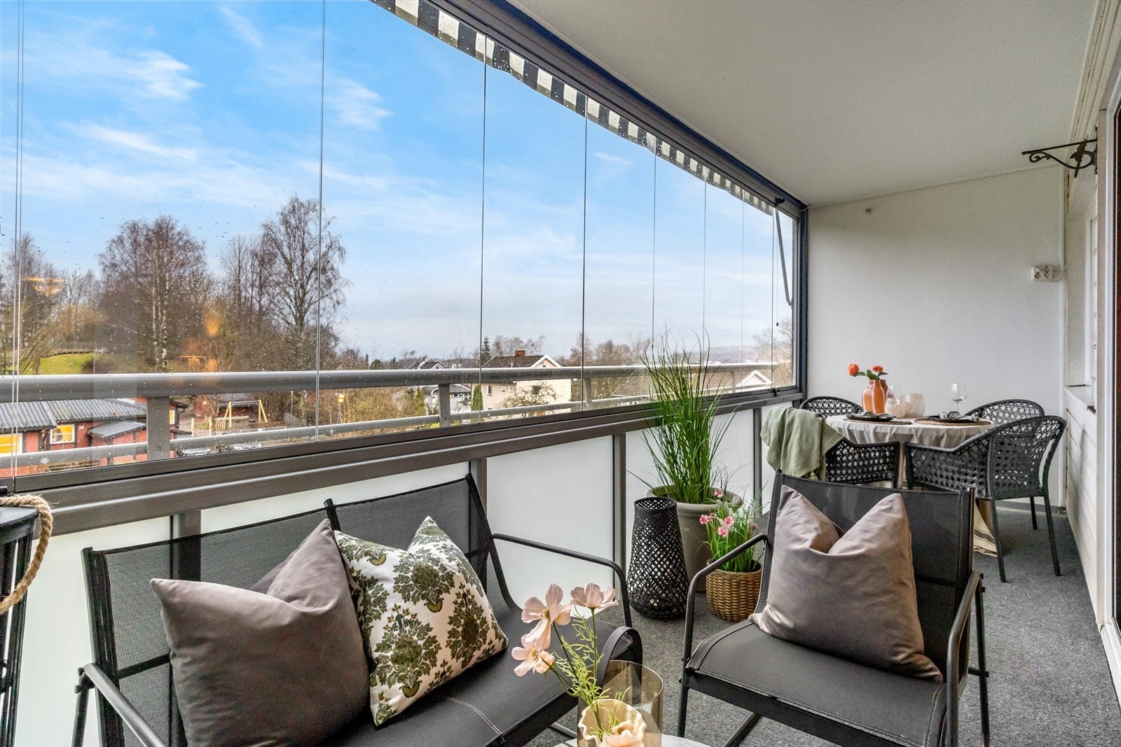 Sydvestvendt balkong med glassrekkverk gir godt utsyn. Galleribilde