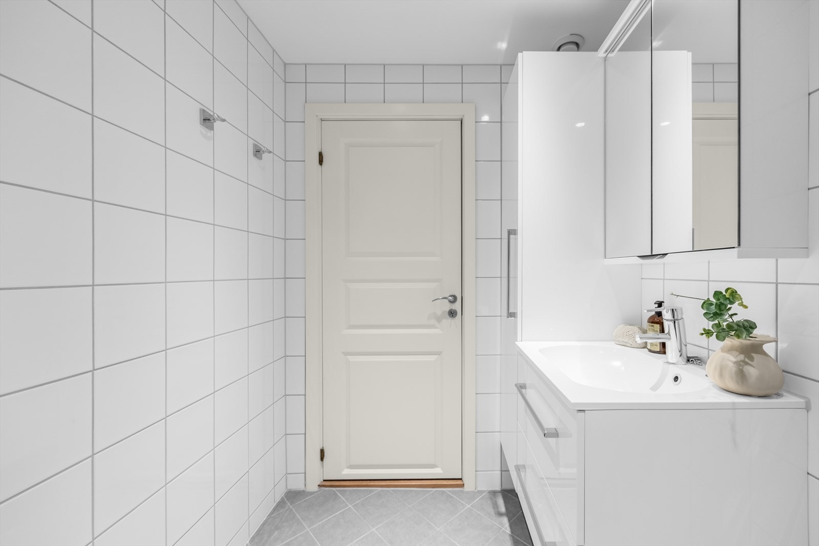 I 2017 ble leilighetens baderom, vaskerom og toalettrom oppgradert i regi av borettslaget. Galleribilde