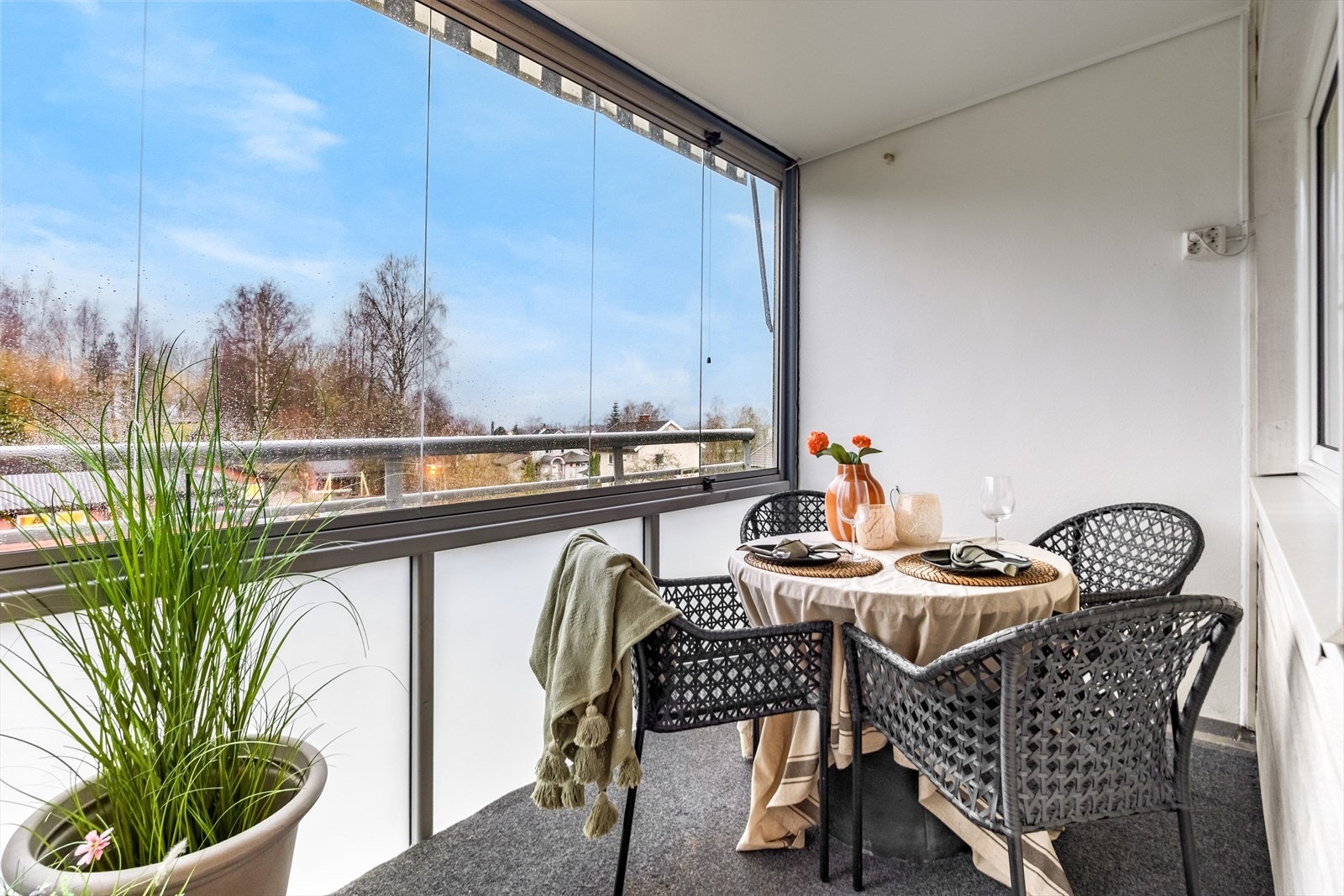 Balkongen er målt til ca. 11 m², utstyrt med stikkontakt på vegg og elektrisk styrt markise. Galleribilde