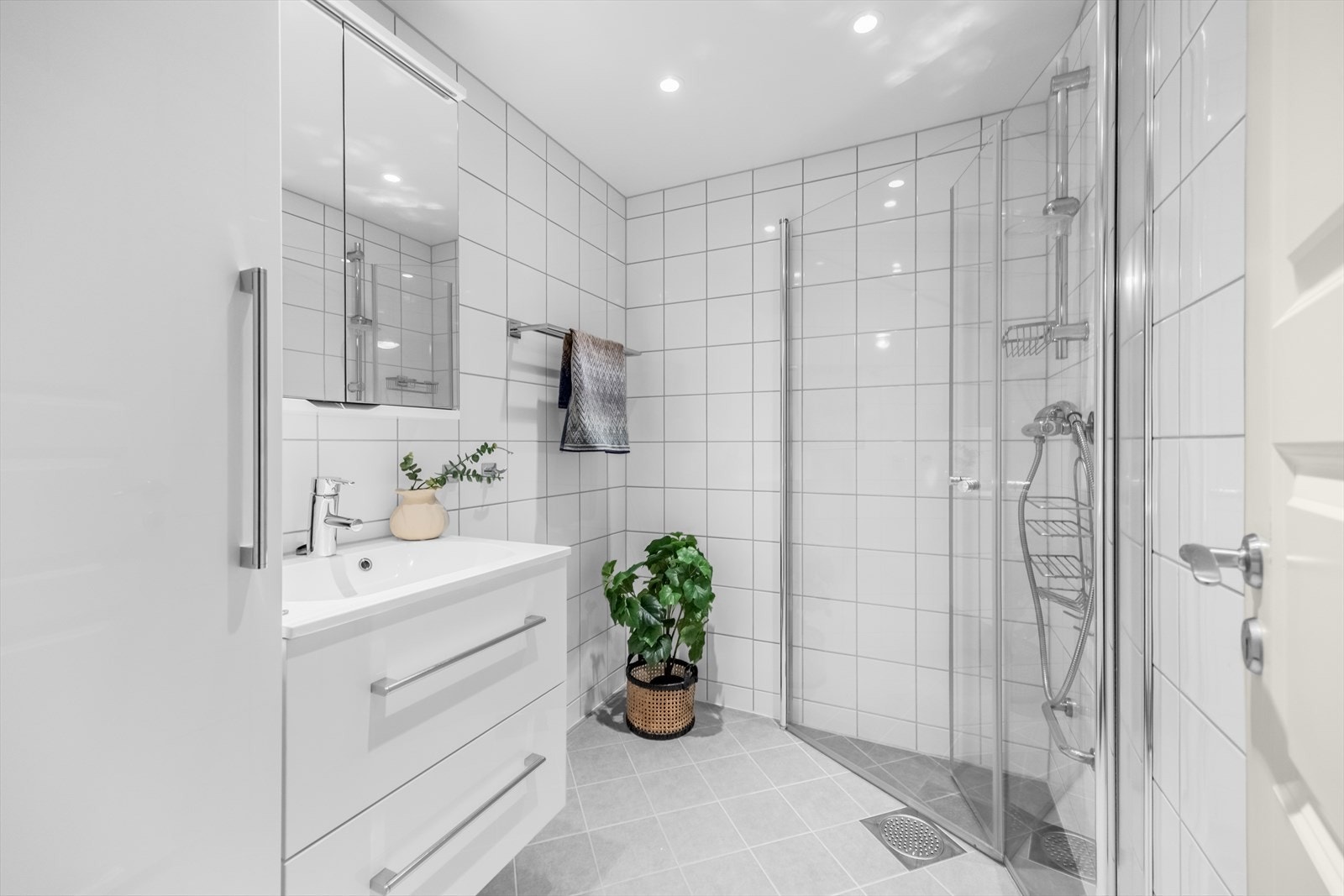 Flislagt baderom med elektriske varmekabler i gulvet og innfelte downlights i himlingen. Galleribilde