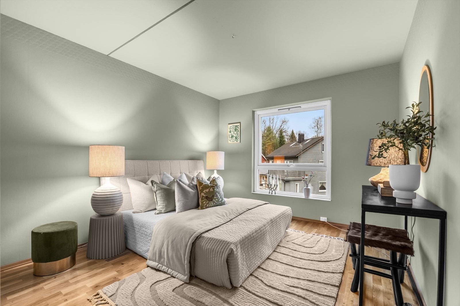 Rommene har plass til seng, nattbord og annet ønskelig møblement. Galleribilde